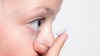 Øye med kontaktlinse